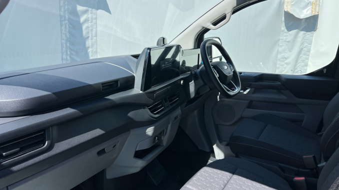 Ford Transit Custom 320 L2 Petrol Fwd 2.5 PHEV 232ps H1 Van Limited Auto - Image 9